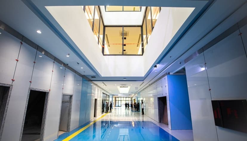 جولة تفقدية لممثل المرجعية العليا لمركز زرع الكبد وأمراض الجهاز الهضمي ورئيس هيئة الصحة في العتبة الحسينية يتوقع إجراء أول عملية فيه خلال 6 أشهر إلى عام